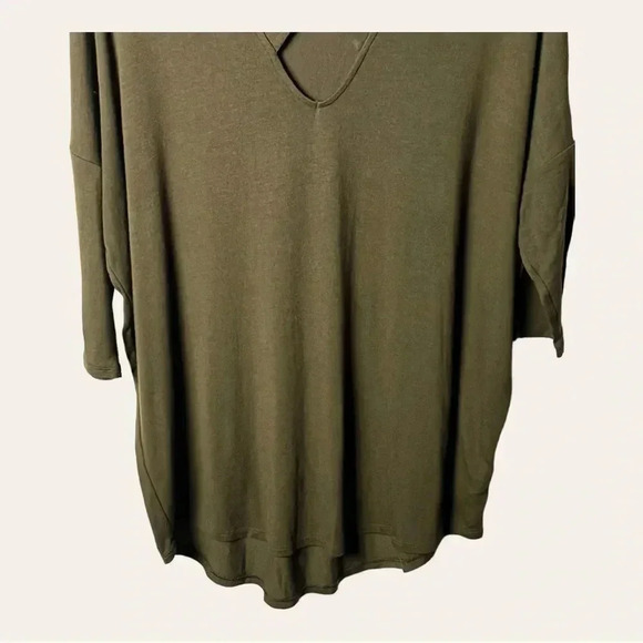 0232.‎ EXPRESS SHORT SLEEVE TOP SIZE LARGE ARMY GREEN IN COLOR UNIQUE NECKLINE - Picture 4 of 9